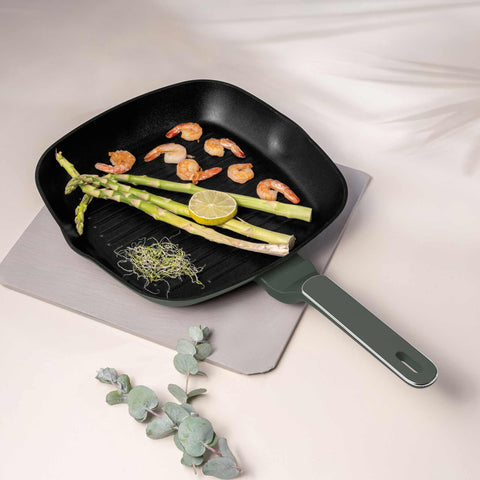 Product image of Grill pan 28cm. Part of the Matte Green Collection . Features: • Material: forged aluminum with non-stick titanPro coating • Grill pan Ø28*4,1 cm 2,1L • Color: matt green REGISTERED DESIGN BY BERLINGER HAUS!. (Studio view). Official Berlinger Haus product, boosted by Promintra sl.