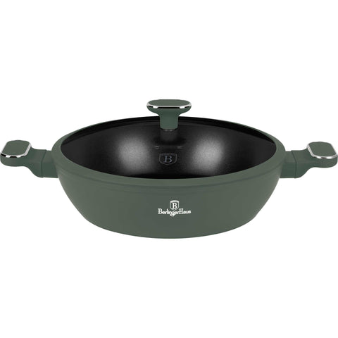 Imatge del producte de l'olla baixa amb tapa de 30 cm. Forma part de la col·lecció Verd Mat. Característiques: • Material: alumini forjat amb recobriment antiadherent TitanPro • Olla baixa amb tapa Ø30*8 cm 4,5L • Color: verd mat DISSENY REGISTRAT DE BERLINGER.... (Vista de l'estudi). Producte oficial de Berlinger, impulsat per Promintra sl.