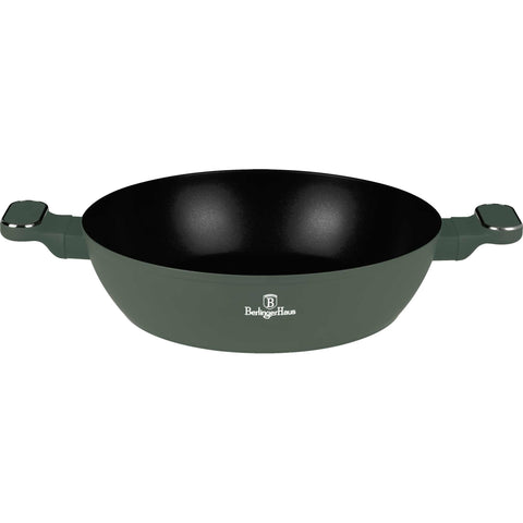 Imatge del producte de l'olla baixa amb tapa de 30 cm. Forma part de la col·lecció Verd Mat. Característiques: • Material: alumini forjat amb recobriment antiadherent TitanPro • Olla baixa amb tapa Ø30*8 cm 4,5L • Color: verd mat DISSENY REGISTRAT DE BERLINGER.... (Vista de l'estudi). Producte oficial de Berlinger, impulsat per Promintra sl.