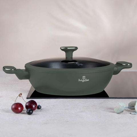 Imatge del producte de l'olla baixa amb tapa de 30 cm. Forma part de la col·lecció Verd Mat. Característiques: • Material: alumini forjat amb recobriment antiadherent TitanPro • Olla baixa amb tapa Ø30*8 cm 4,5L • Color: verd mat DISSENY REGISTRAT DE BERLINGER.... (Vista de l'estudi). Producte oficial de Berlinger, impulsat per Promintra sl.