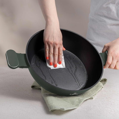 Imatge del producte de l'olla baixa amb tapa de 30 cm. Forma part de la col·lecció Verd Mat. Característiques: • Material: alumini forjat amb recobriment antiadherent TitanPro • Olla baixa amb tapa Ø30*8 cm 4,5L • Color: verd mat DISSENY REGISTRAT DE BERLINGER.... (Vista de l'estudi). Producte oficial de Berlinger, impulsat per Promintra sl.
