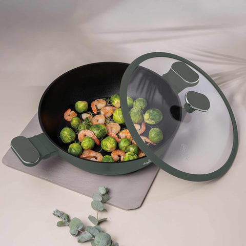 Imatge del producte de l'olla baixa amb tapa de 30 cm. Forma part de la col·lecció Verd Mat. Característiques: • Material: alumini forjat amb recobriment antiadherent TitanPro • Olla baixa amb tapa Ø30*8 cm 4,5L • Color: verd mat DISSENY REGISTRAT DE BERLINGER.... (Vista de l'estudi). Producte oficial de Berlinger, impulsat per Promintra sl.