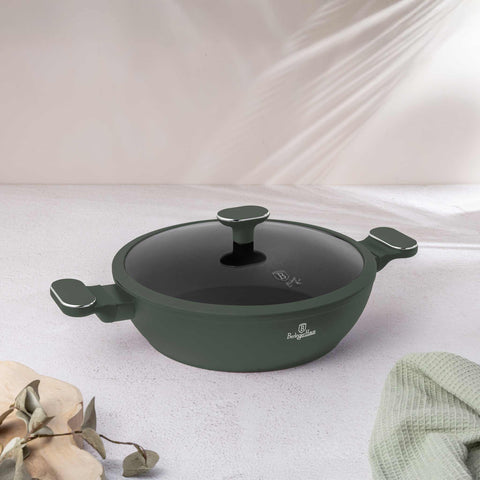 Imatge del producte de l'olla baixa amb tapa de 30 cm. Forma part de la col·lecció Verd Mat. Característiques: • Material: alumini forjat amb recobriment antiadherent TitanPro • Olla baixa amb tapa Ø30*8 cm 4,5L • Color: verd mat DISSENY REGISTRAT DE BERLINGER.... (Vista de l'estudi). Producte oficial de Berlinger, impulsat per Promintra sl.