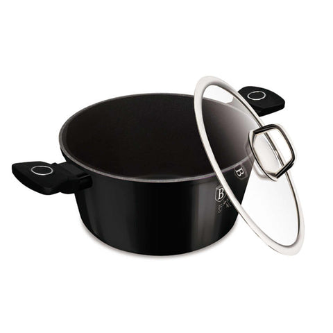 Imagem do produto: Caçarola com tampa de 28 cm. Parte da Coleção Black Vantage. Características: • Material: alumínio forjado com revestimento antiaderente titanPro • Caçarola com tampa Ø28*12,4 cm 6,1 L • Cor: preto brilhante DESIGN REGISTRADO POR BERLING.... (Vista do estúdio). Produto oficial Berlinger Haus, impulsionado por Promintra sl.