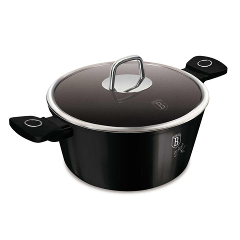 Imagem do produto: Caçarola com tampa de 28 cm. Parte da Coleção Black Vantage. Características: • Material: alumínio forjado com revestimento antiaderente titanPro • Caçarola com tampa Ø28*12,4 cm 6,1 L • Cor: preto brilhante DESIGN REGISTRADO POR BERLING.... (Vista do estúdio). Produto oficial Berlinger Haus, impulsionado por Promintra sl.