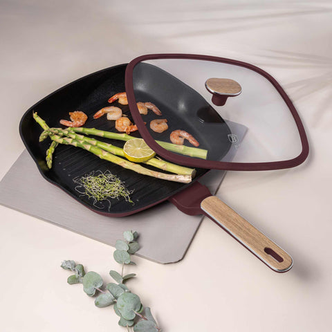 Imatge del producte de la paella amb tapa de 28 cm. Part de la col·lecció Leonardo Nordic. Característiques: • Material: alumini forjat amb recobriment antiadherent TitanPro • Paella amb tapa Ø28*4,1 cm 2,1L • Color: bordeus mat, fusta DISSENY REGISTRAT B.... (Vista d'estudi). Producte oficial Berlinger, impulsat per Promintra sl.