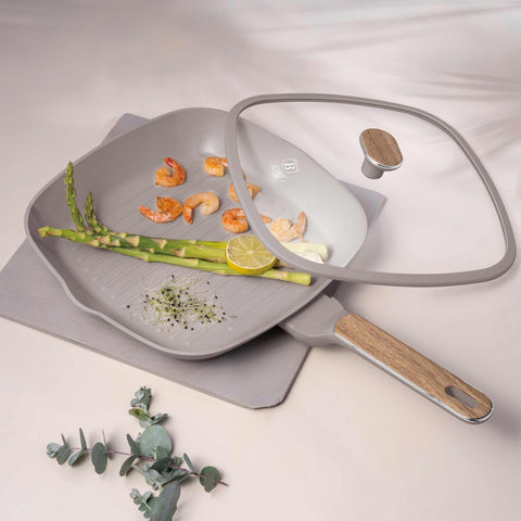 Product image of Grill pan with lid 28cm. Part of the Taupe Nordic Collection . Features: • Material: forged aluminum with non-stick titanPro coating • Grill pan with lid Ø28*4,1 cm 2,1L • Color: matt taupe, wooden REGISTERED DESIGN BY B.... (Studio view). Official Berlinger Haus product, boosted by Promintra sl.