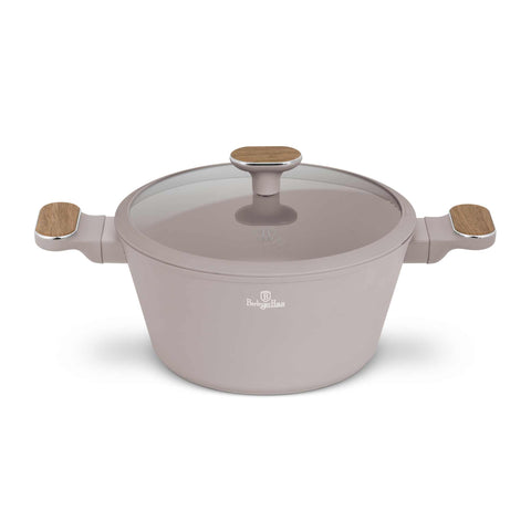 Imatge del producte de cassola amb tapa de 24 cm. Part de la col·lecció Taupe Nordic. Característiques: • Material: alumini forjat amb recobriment antiadherent TitanPro • Cassola amb tapa Ø24*12,5 cm 4,3L • Color: taupe mat, fusta DISSENY REGISTRAT DE .... (Vista de l'estudi). Producte oficial de Berlinger, impulsat per Promintra sl.