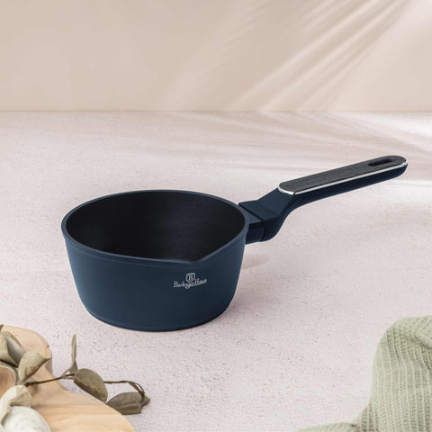 Imatge del producte de Salze pa 16cm. Part de la col·lecció Deep Sea. Característiques: • Material: alumini forjat amb recobriment antiadherent TitanPro • Salze pa Ø16*7,5 cm 1,2L • Color: blau mat, gris fusta DISSENY REGISTRAT DE BERLIN.... (Vista de l'estudi). Producte oficial de Berlinger, impulsat per Promintra sl.