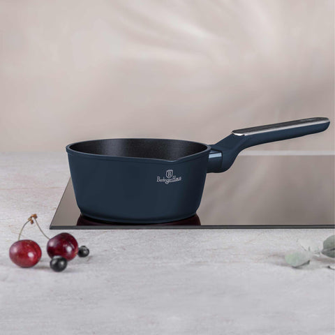 Imatge del producte de Salze pa 16cm. Part de la col·lecció Deep Sea. Característiques: • Material: alumini forjat amb recobriment antiadherent TitanPro • Salze pa Ø16*7,5 cm 1,2L • Color: blau mat, gris fusta DISSENY REGISTRAT DE BERLIN.... (Vista de l'estudi). Producte oficial de Berlinger, impulsat per Promintra sl.