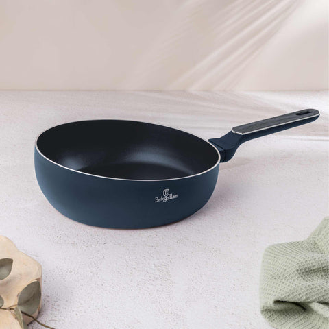 Imatge del producte de la paella Flip de 26 cm. Part de la col·lecció Deep Sea. Característiques: • Material: alumini estampat amb recobriment antiadherent TitanPro • Paella Flip de Ø26 cm 2,8 L • Color: blau mat, gris fusta DISSENY REGISTRAT DE BERLINGER.... (Vista de l'estudi). Producte oficial de Berlinger, impulsat per Promintra sl.
