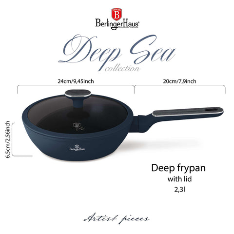 Imatge del producte de paella fonda amb tapa de 24 cm. Part de la col·lecció Deep Sea. Característiques: • Material: alumini forjat amb recobriment antiadherent TitanPro • Paella fonda amb tapa de Ø24*6,5 cm 2,3L • Color: blau mat, gris fusta DISSENY REGISTRAT... (Vista de l'estudi). Producte oficial de Berlinger, impulsat per Promintra sl.
