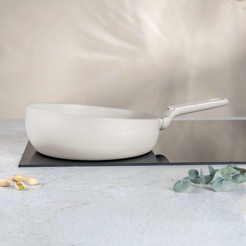 Product image of Flip frypan 26cm. Part of the Sahara Marble Collection . Features: • Material: stamp aluminum with non-stick titanPro coating • Flip frypan Ø26 cm 2,8L • Color: matt cream, marble REGISTERED DESIGN BY BERLINGER HAUS!. (Studio view). Official Berlinger Haus product, boosted by Promintra sl.