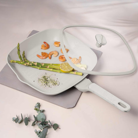 Product image of Grill pan with lid 28cm. Part of the Sahara Marble Collection . Features: • Material: forged aluminum with non-stick titanPro coating • Grill pan with lid Ø28*4,1 cm 2,1L • Color: matt cream, marble REGISTERED DESIGN BY B.... (Studio view). Official Berlinger Haus product, boosted by Promintra sl.