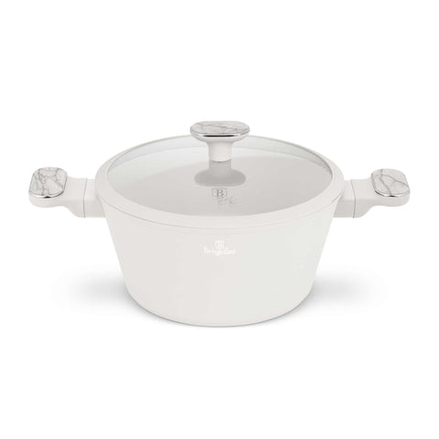 Imatge del producte de cassola amb tapa de 24 cm. Part de la col·lecció Sahara Marble. Característiques: • Material: alumini forjat amb recobriment antiadherent TitanPro • Cassola amb tapa Ø24*12,5 cm 4,3L • Color: crema mat, marbre DISSENY REGISTRAT DE .... (Vista de l'estudi). Producte oficial de Berlinger, impulsat per Promintra sl.