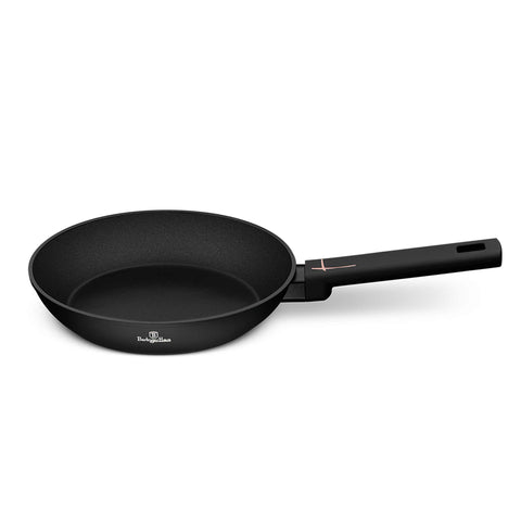 Imatge del producte de la paella de 24 cm. Part de la col·lecció Black Rose. Característiques: • Material: alumini forjat amb recobriment antiadherent TitanPro • Paella de Ø24*4,8 cm 1,7L • Color: negre mat-or rosa. (Vista d'estudi). Producte oficial de Berlinger, impulsat per Promintra sl.