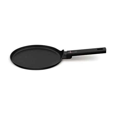 Imatge del producte de la paella per a creps de 25 cm. Forma part de la col·lecció Black Rose. Característiques: • Material: alumini forjat amb recobriment antiadherent TitanPro • Paella per a creps de Ø25*2,2 cm • Color: negre mat-or rosa. (Vista d'estudi). Producte oficial de Berlinger, impulsat per Promintra sl.