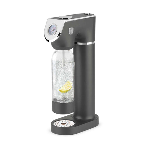 Imatge del producte de la màquina de refrescos amb 2 ampolles i baròmetre, mida universal de cilindres de CO2. Forma part de la col·lecció Antracita. Característiques: • Material: acer inoxidable, pp • Mida: 43,5*22*12 cm • 2 ampolles de pp amb got: 1,0L i 0,5L • Mida universal estàndard de cilindres de CO2 (no inclosa... (Vista d'estudi) Producte oficial de Berlinger Haus.