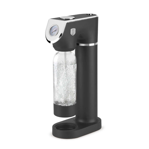 Imatge del producte de la màquina de refrescos amb 2 ampolles i baròmetre, mida universal de cilindres de CO2. Forma part de la col·lecció Antracita. Característiques: • Material: acer inoxidable, pp • Mida: 43,5*22*12 cm • 2 ampolles de pp amb got: 1,0L i 0,5L • Mida universal estàndard de cilindres de CO2 (no inclosa... (Vista d'estudi) Producte oficial de Berlinger Haus.