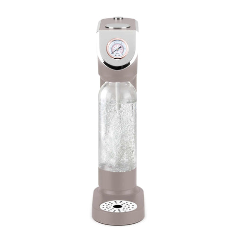 Imatge del producte de la màquina de refrescos amb 2 ampolles i baròmetre, mida universal de cilindres de CO2. Forma part de la col·lecció Taupe. Característiques: • Material: acer inoxidable, pp • Mida: 43,5*22*12 cm • 2 ampolles de pp amb got: 1,0L i 0,5L • Mida universal estàndard de cilindres de CO2 (no inclosa... (Vista d'estudi) Producte oficial de Berlinger Haus.