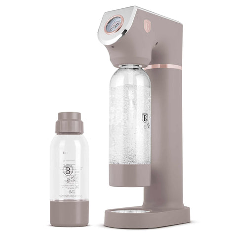 Imatge del producte de la màquina de refrescos amb 2 ampolles i baròmetre, mida universal de cilindres de CO2. Forma part de la col·lecció Taupe. Característiques: • Material: acer inoxidable, pp • Mida: 43,5*22*12 cm • 2 ampolles de pp amb got: 1,0L i 0,5L • Mida universal estàndard de cilindres de CO2 (no inclosa... (Vista d'estudi) Producte oficial de Berlinger Haus.