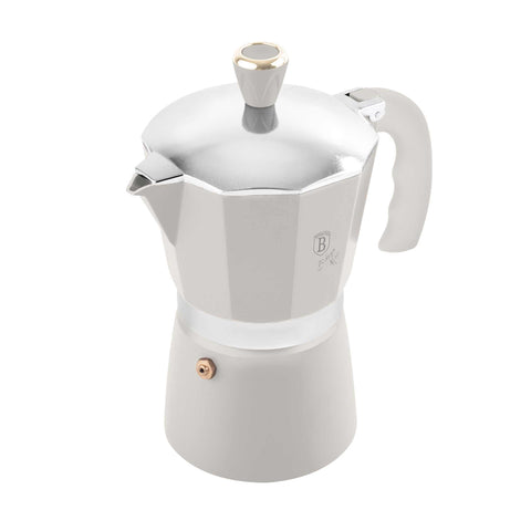 Imagem do produto: Cafeteira de 3 xícaras. Parte da Coleção Sahara. Características: • Material: alumínio • Capacidade: 3 xícaras, 150 ml • Cor: creme fosco. (Vista de estúdio). Produto oficial Berlinger Haus, com o apoio da Promintra sl.