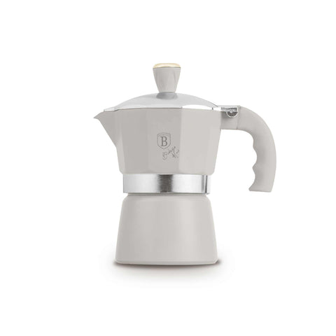 Imagem do produto: Cafeteira de 3 xícaras. Parte da Coleção Sahara. Características: • Material: alumínio • Capacidade: 3 xícaras, 150 ml • Cor: creme fosco. (Vista de estúdio). Produto oficial Berlinger Haus, com o apoio da Promintra sl.