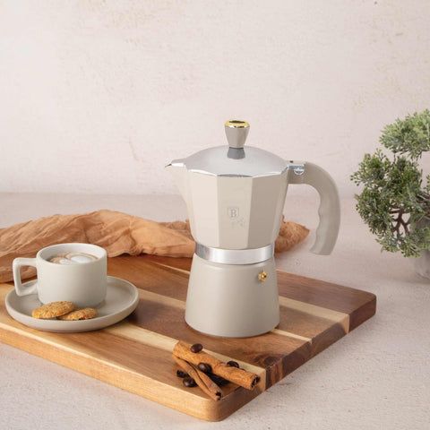 Imagem do produto: Cafeteira de 3 xícaras. Parte da Coleção Sahara. Características: • Material: alumínio • Capacidade: 3 xícaras, 150 ml • Cor: creme fosco. (Vista de estúdio). Produto oficial Berlinger Haus, com o apoio da Promintra sl.