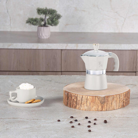 Imagem do produto: Cafeteira de 3 xícaras. Parte da Coleção Sahara. Características: • Material: alumínio • Capacidade: 3 xícaras, 150 ml • Cor: creme fosco. (Vista de estúdio). Produto oficial Berlinger Haus, com o apoio da Promintra sl.
