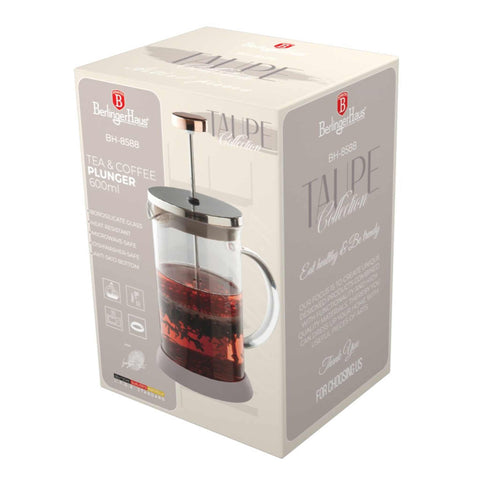 Imatge del producte de l'embolcall per a cafè i te de 600 ml. Part de la col·lecció Taupe. Característiques: • Material: acer inoxidable 18/10, vidre borosilicat (1,8 mm) • Capacitat: 600 ml • Color: taupe mat. (Vista d'estudi). Producte oficial de Berlinger, impulsat per Promintra sl.