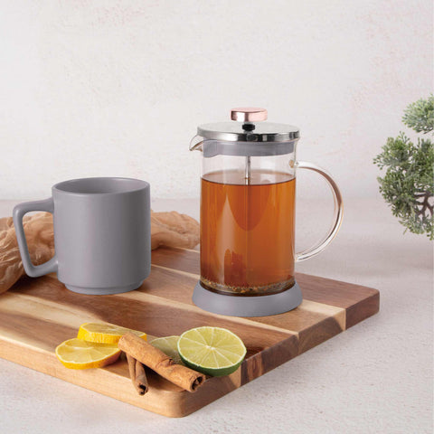 Imatge del producte de l'embolcall per a cafè i te de 600 ml. Part de la col·lecció Taupe. Característiques: • Material: acer inoxidable 18/10, vidre borosilicat (1,8 mm) • Capacitat: 600 ml • Color: taupe mat. (Vista d'estudi). Producte oficial de Berlinger, impulsat per Promintra sl.