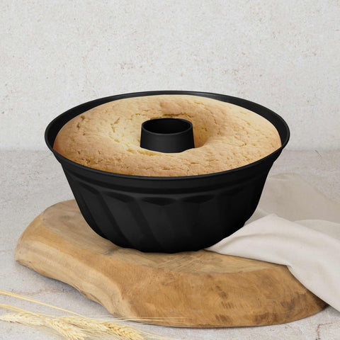 Imatge del producte de les pastilles Bundt de 25 cm. Forma part de la col·lecció Matte Black/Black Rose. Característiques: • Material: acer al carboni amb recobriment antiadherent TitanPro • Mida: 25*10,5 cm • Color: negre mat. (Vista d'estudi). Producte oficial de Berlinger, impulsat per Promintra sl.