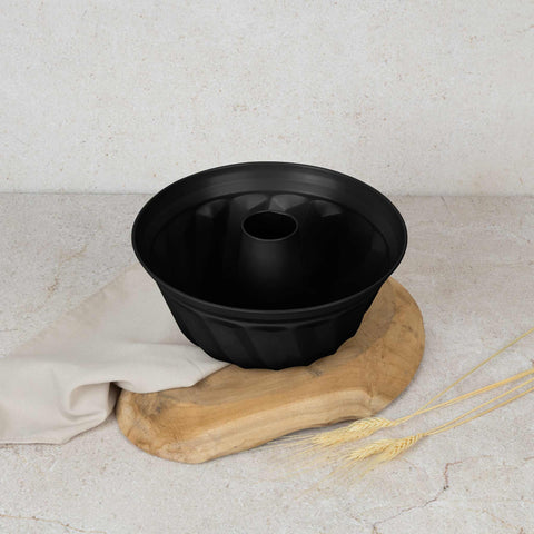 Imatge del producte de les pastilles Bundt de 25 cm. Forma part de la col·lecció Matte Black/Black Rose. Característiques: • Material: acer al carboni amb recobriment antiadherent TitanPro • Mida: 25*10,5 cm • Color: negre mat. (Vista d'estudi). Producte oficial de Berlinger, impulsat per Promintra sl.