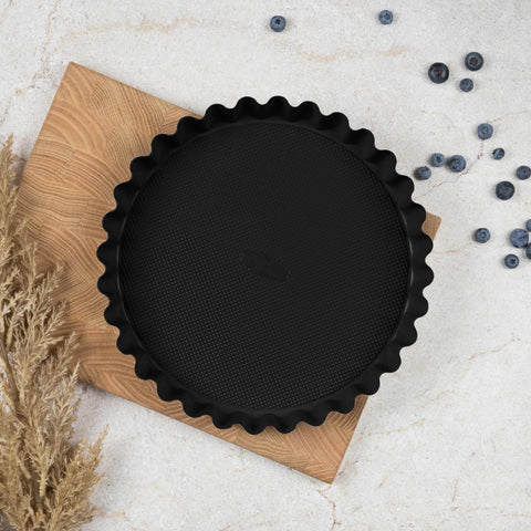 Product image of Tart/cake form 28x3,5cm. Part of the Matte Black Collection/Black Rose Collection . Features: • Material: carbon steel with titanPro non-stick coating • Size: 28*3,5 cm • Color: matt black. (Studio view). Official Berlinger Haus product, boosted by Promintra sl.