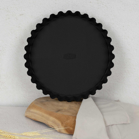 Product image of Tart/cake form 28x3,5cm. Part of the Matte Black Collection/Black Rose Collection . Features: • Material: carbon steel with titanPro non-stick coating • Size: 28*3,5 cm • Color: matt black. (Studio view). Official Berlinger Haus product, boosted by Promintra sl.