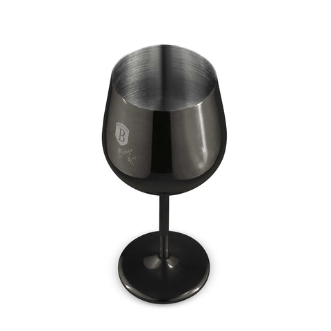 Imatge del producte d'un joc de 2 copes de vi metàl·liques. Part de la col·lecció Black Rose/Matte Black. Característiques: • Material: acer inoxidable 18/10 • Capacitat: 400 ml • Joc de 2 peces • Color: negre. (Vista d'estudi). Producte oficial de Berlinger, impulsat per Promintra sl.
