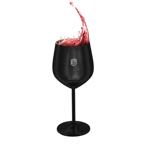 Imatge del producte d'un joc de 2 copes de vi metàl·liques. Part de la col·lecció Black Rose/Matte Black. Característiques: • Material: acer inoxidable 18/10 • Capacitat: 400 ml • Joc de 2 peces • Color: negre. (Vista d'estudi). Producte oficial de Berlinger, impulsat per Promintra sl.