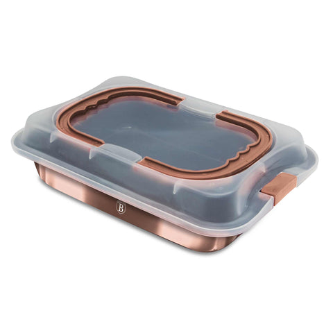 Product image of Oblong roaster with lid. Part of the Metallic Line Rose Gold Edition . Features: • Material: carbon steel with titan non-stick coating, plastic cover • Size: 36,5*24,5*5,5 cm • Color: metallic rose gold. (Studio view). Official Berlinger Haus product, boosted by Promintra sl.