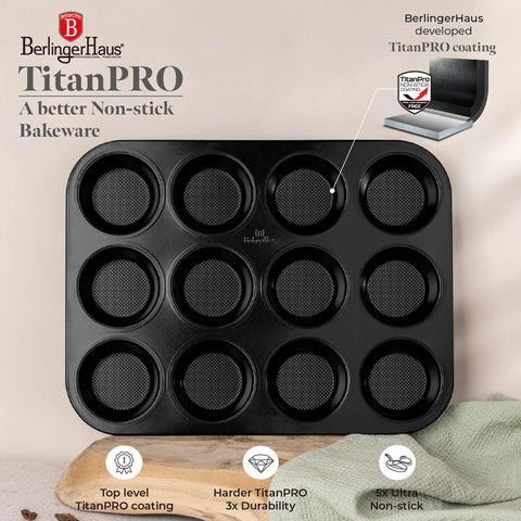 Imatge del producte de motlle per a magdalenes de 12 tasses. Part de la col·lecció Antracita. Característiques: • Material: acer al carboni amb recobriment antiadherent TitanPro • Mida: 35*26,5*3 cm • Color: antracita mat. (Vista d'estudi). Producte oficial de Berlinger, impulsat per Promintra sl.