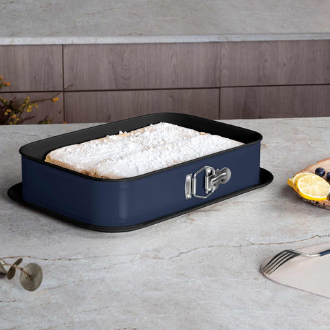 Imatge del producte del motlle desmuntable rectangular de 39x27cm. Forma part de la col·lecció Deep Sea. Característiques: • Material: acer al carboni amb recobriment antiadherent TitanPro • Mida: 34,2*23,3*6,7 cm • Mida de la base: 39*27 cm • Color: blau mat. (Vista d'estudi). Producte oficial de Berlinger, impulsat per Promintra sl.