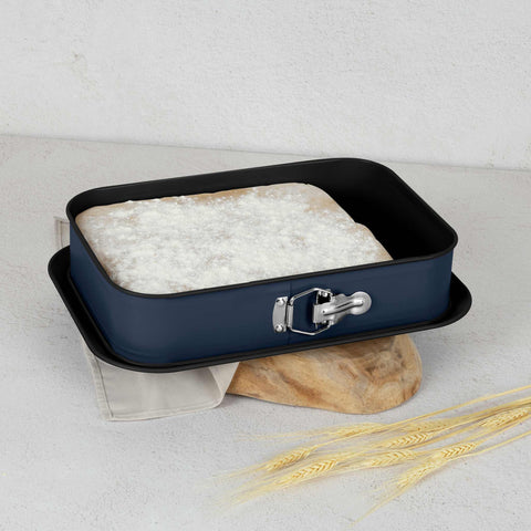 Imatge del producte del motlle desmuntable rectangular de 39x27cm. Forma part de la col·lecció Deep Sea. Característiques: • Material: acer al carboni amb recobriment antiadherent TitanPro • Mida: 34,2*23,3*6,7 cm • Mida de la base: 39*27 cm • Color: blau mat. (Vista d'estudi). Producte oficial de Berlinger, impulsat per Promintra sl.