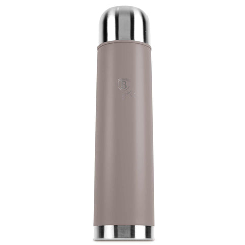 Imatge del producte de la termos de buit d'1,0 L. Part de la col·lecció Taupe. Característiques: • Material: cos interior d'acer inoxidable 18/10 amb recobriment en pols mat • Capacitat: 1,0 L • Color: taupe mat • Embalatge: mitja caixa de regal. (Vista d'estudi). Producte oficial de Berlinger, impulsat per Promintra sl.