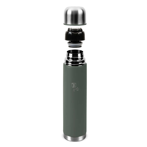 Imagem do produto: Garrafa térmica de 1,0 L. Parte da Coleção Verde Fosco. Características: • Material: corpo interno em aço inoxidável 18/10 com revestimento em pó fosco • Capacidade: 1,0 L • Cor: verde fosco • Embalagem: meia caixa de presente. (Vista de estúdio). Produto oficial Berlinger Haus, impulsionado por Promintra sl.