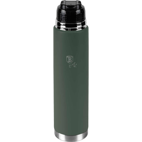 Imagem do produto: Garrafa térmica de 1,0 L. Parte da Coleção Verde Fosco. Características: • Material: corpo interno em aço inoxidável 18/10 com revestimento em pó fosco • Capacidade: 1,0 L • Cor: verde fosco • Embalagem: meia caixa de presente. (Vista de estúdio). Produto oficial Berlinger Haus, impulsionado por Promintra sl.