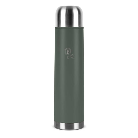 Imagem do produto: Garrafa térmica de 1,0 L. Parte da Coleção Verde Fosco. Características: • Material: corpo interno em aço inoxidável 18/10 com revestimento em pó fosco • Capacidade: 1,0 L • Cor: verde fosco • Embalagem: meia caixa de presente. (Vista de estúdio). Produto oficial Berlinger Haus, impulsionado por Promintra sl.