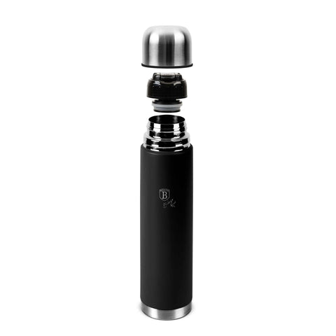 Imagem do produto: Garrafa térmica de 1,0L. Parte da Coleção Preto Fosco. Características: • Material: corpo interno em aço inoxidável 18/10 com revestimento em pó fosco • Capacidade: 1,0 L • Cor: preto e prata • Embalagem: meia caixa de presente. (Imagem ilustrativa). Produto oficial Berlinger Haus, com o apoio da Promintra sl.