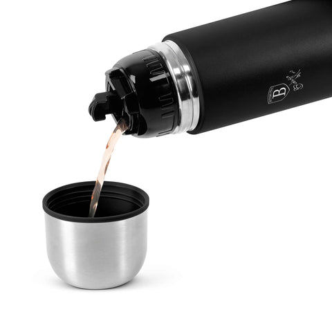 Imagem do produto: Garrafa térmica de 1,0L. Parte da Coleção Preto Fosco. Características: • Material: corpo interno em aço inoxidável 18/10 com revestimento em pó fosco • Capacidade: 1,0 L • Cor: preto e prata • Embalagem: meia caixa de presente. (Imagem ilustrativa). Produto oficial Berlinger Haus, com o apoio da Promintra sl.