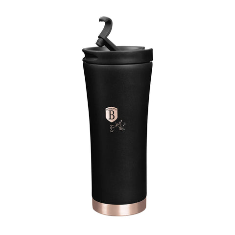 Imagem do produto: Caneca de café de 0,5L. Parte da Coleção Rosa Negra. Características: • Pintura de alta resistência • Material: corpo interno em aço inoxidável 18/10, tampa: plástico • Capacidade: 0,5 L • Cor: preto com detalhes em ouro rosa • Embalagem: meia xícara... (Vista de estúdio). Produto oficial Berlinger Haus, com o apoio da Promintra sl.