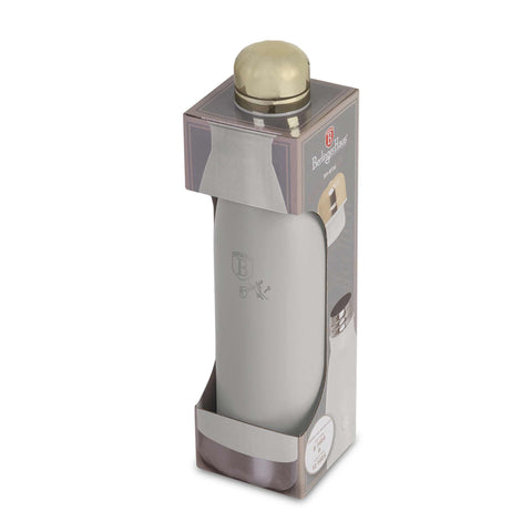 Imatge del producte de l'ampolla termos de 0,5L. Forma part de la col·lecció Sahara. Característiques: • Material: cos interior d'acer inoxidable 18/10 amb recobriment en pols mat • Capacitat: 0,5 L • Color: crema mat • Embalatge: mitja caixa de regal. (Vista d'estudi). Producte oficial de Berlinger, impulsat per Promintra sl.