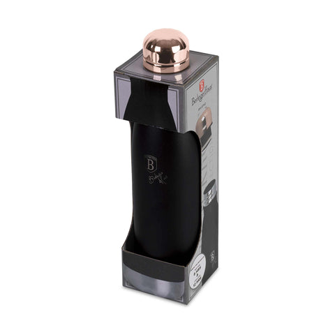 Imatge del producte de l'ampolla amb forma de termos de 0,5L. Forma part de la col·lecció Black Rose. Característiques: • Material: cos interior d'acer inoxidable 18/10 amb recobriment en pols mat • Capacitat: 0,5 L • Color: negre mat-or rosa • Embalatge: mitja caixa de regal. (Vista d'estudi). Producte oficial de Berlinger, impulsat per Promintra sl.